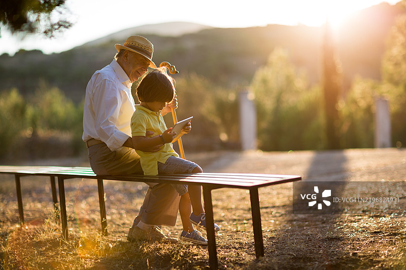 祖父和孙子在户外共享宁静时光图片素材