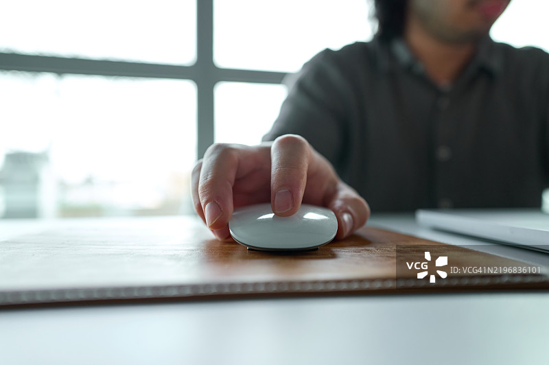 办公室工作人员在桌子上使用电脑鼠标图片素材