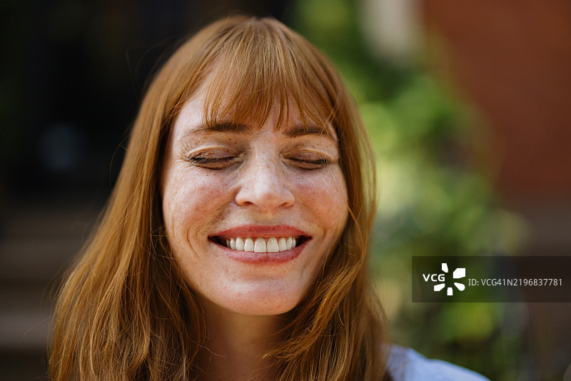 阳光明媚的户外环境中微笑的女性图片素材