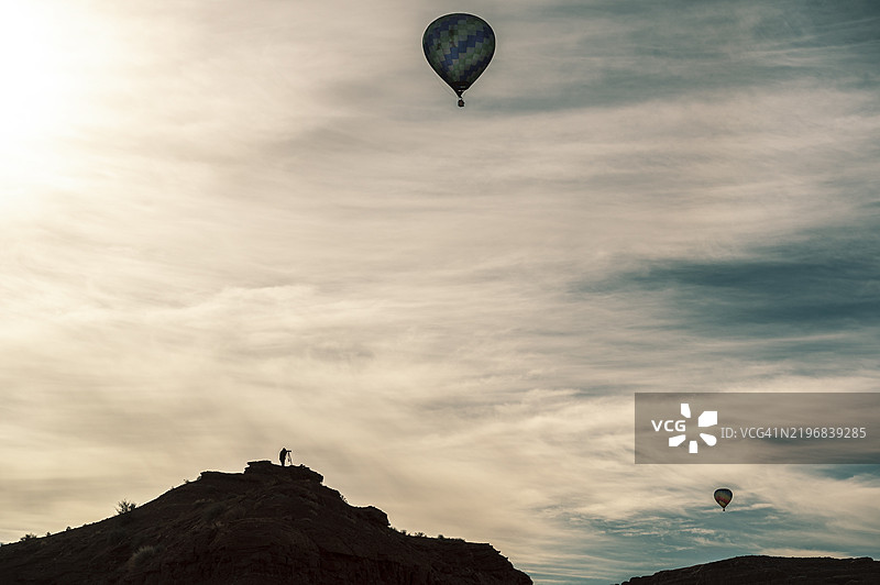 山顶上的摄影师与热气球图片素材