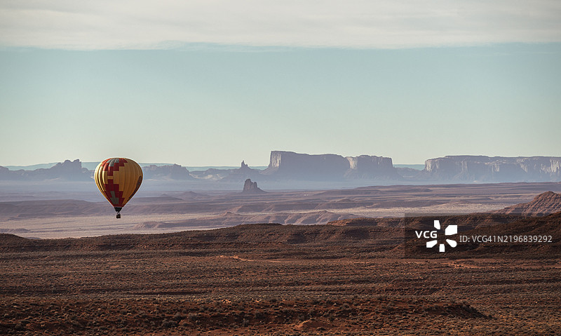 犹他州纪念谷的热气球图片素材