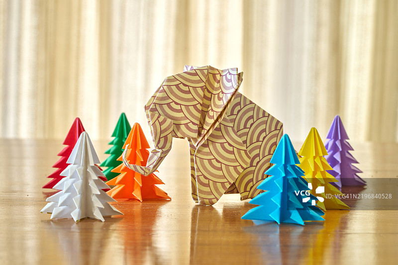 一组折纸作品摆放在木桌上图片素材