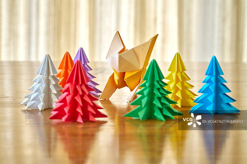 折纸圣诞树和一只可能是狐狸的折纸动物图片素材