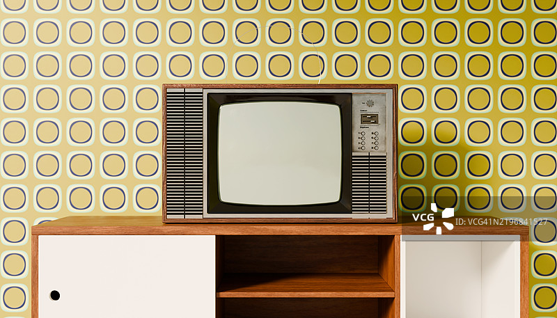 复古电视柜与复古壁纸 - 怀旧的客厅场景图片素材