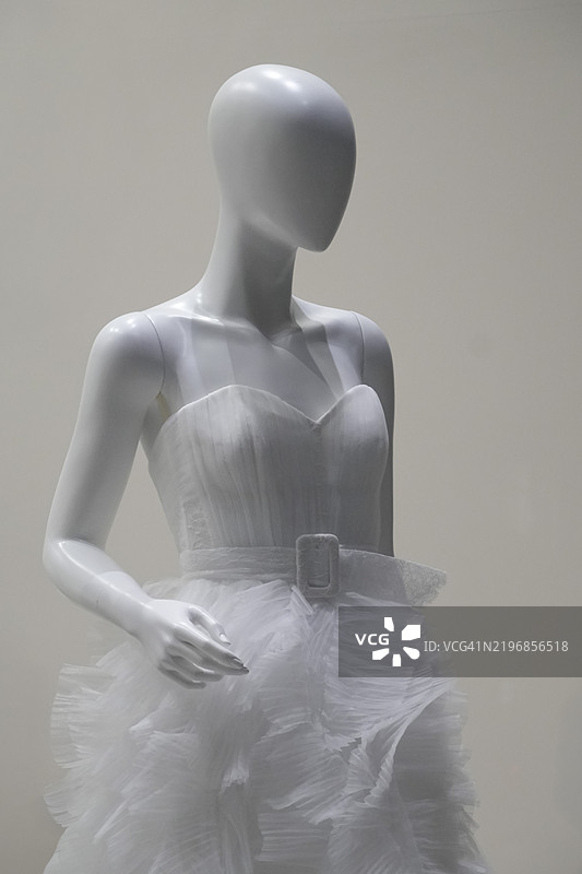 优雅的白色连衣裙展示在模特上图片素材