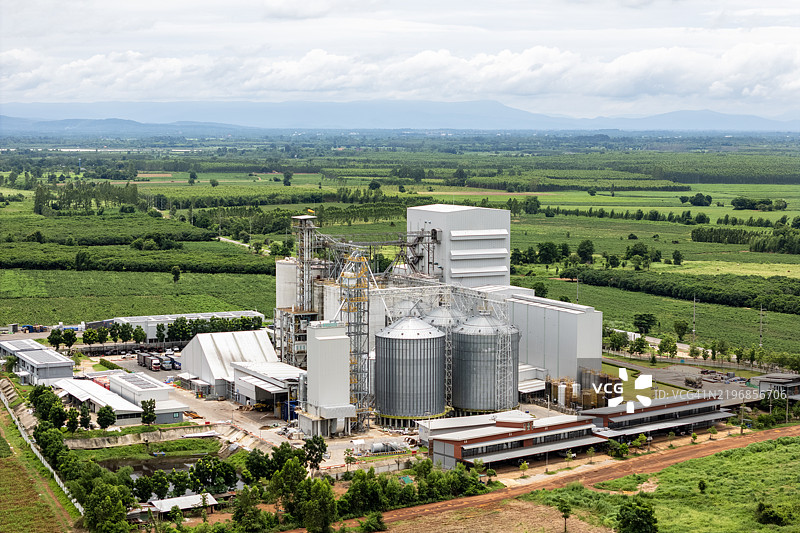绿色乡村环境中的工业粮食加工厂图片素材