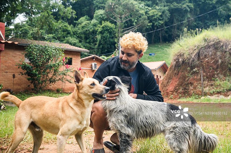 男人在和狗玩耍图片素材