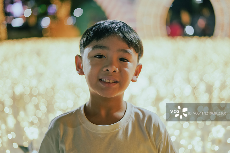 男孩特写面孔，背景为散景光影图片素材