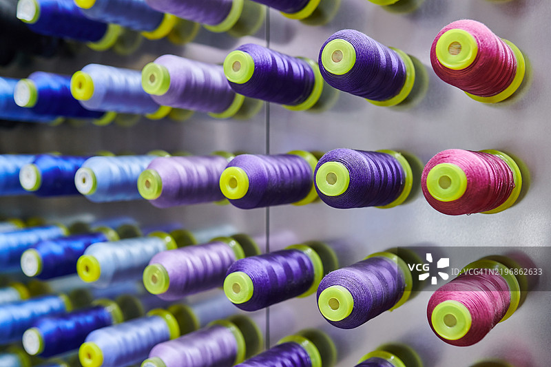 粉紫色到蓝色的渐变系列纱线背景图片素材