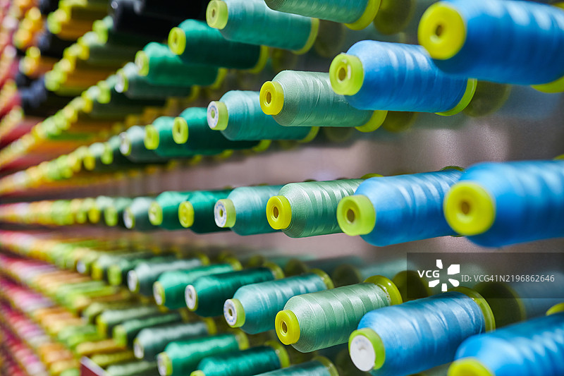 浅蓝色和绿色到粉色的渐变系列纱线背景图片素材