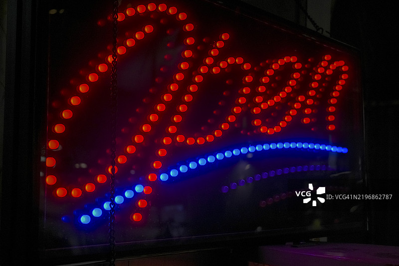 发光LED“开放”标志图片素材