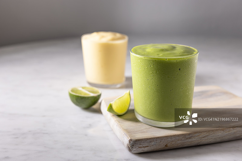 新鲜调制的水果冰沙放在大理石桌子上。图片素材