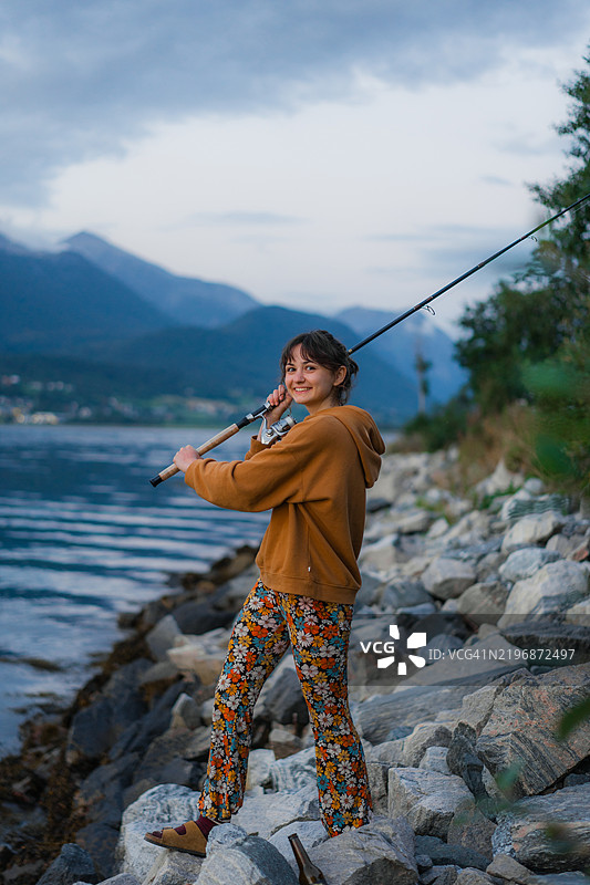 快乐无忧的女性在挪威钓鱼图片素材