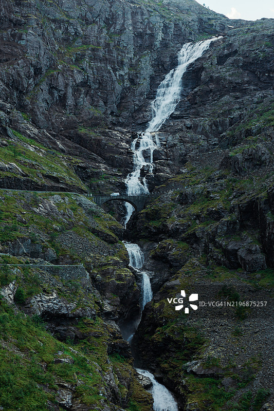 壮观的露营车在山间瀑布上的桥上景观图片素材