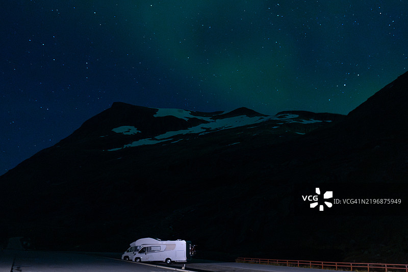 在挪威观看北极光时停放在停车场的房车图片素材