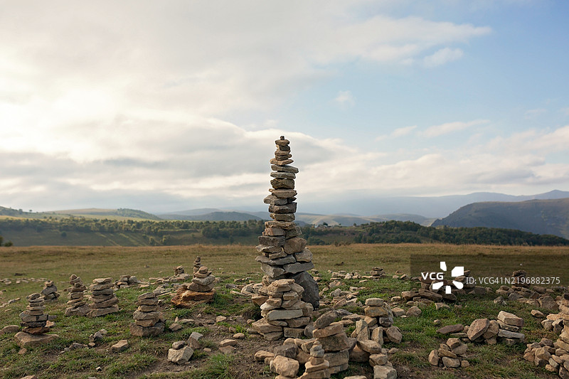 山地高原上的石柱。图片素材