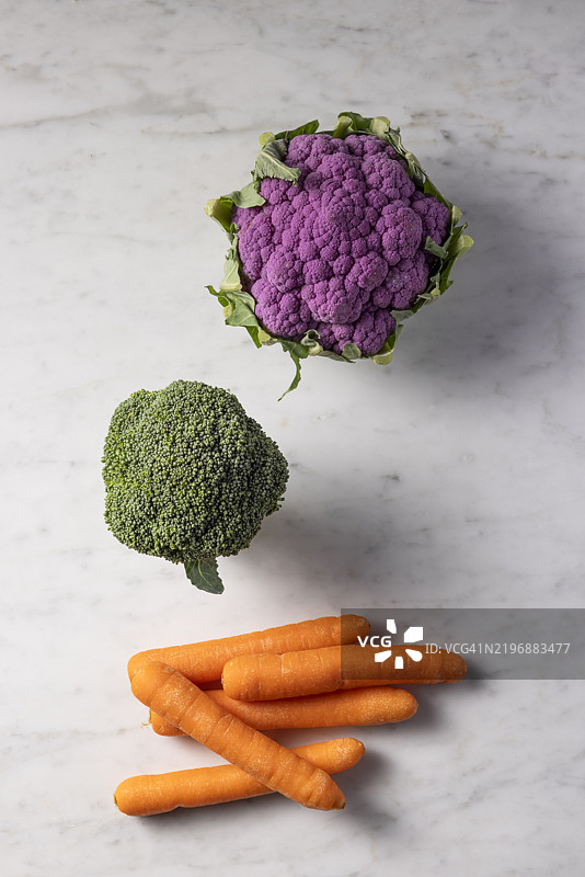 新鲜蔬菜在大理石背景上。超级食品概念。图片素材