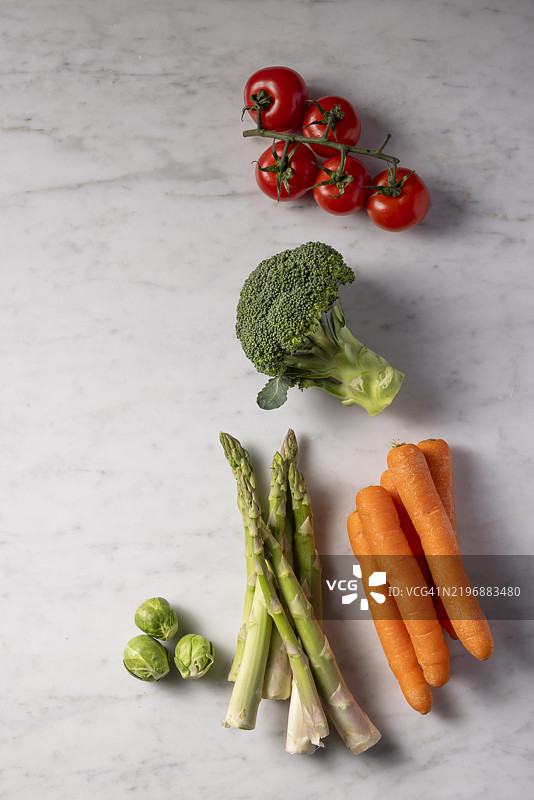 新鲜蔬菜在大理石背景上。超级食品概念。图片素材