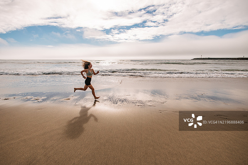 在海边跑步图片素材
