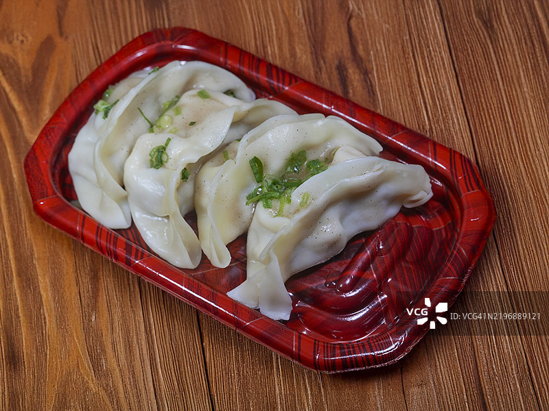 一次性托盘中的水煮饺子（水饺）图片素材