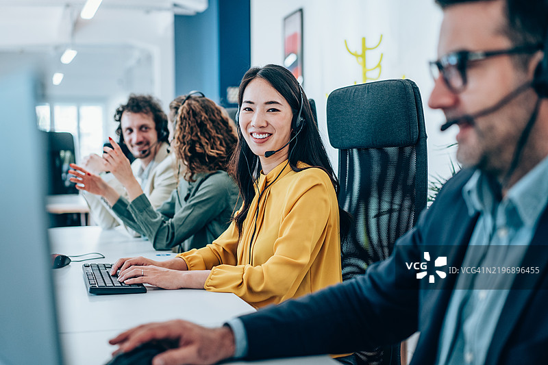 呼叫中心工作人员。图片素材