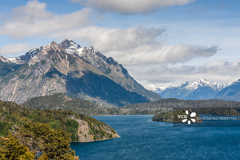 从拉奥拉奥山俯瞰纳韦尔胡皮湖图片素材