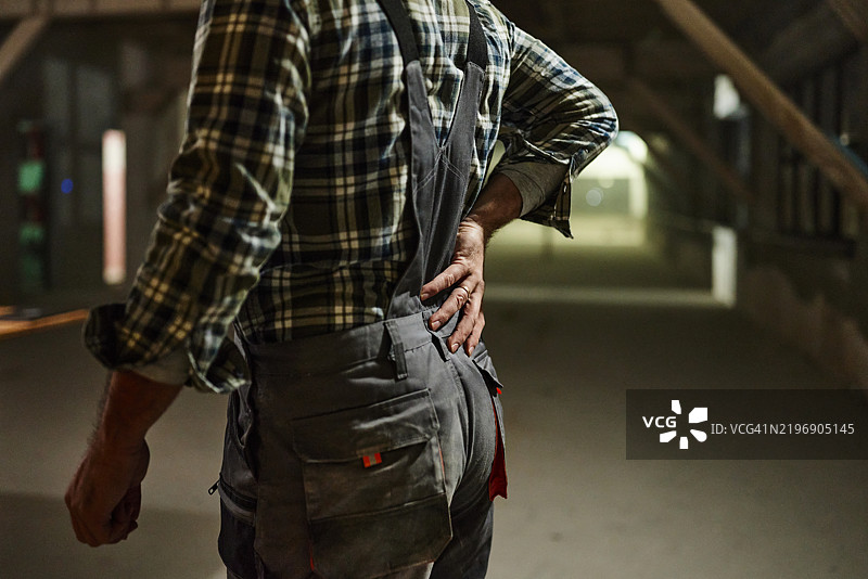 我因为这项建筑工作而背痛！图片素材