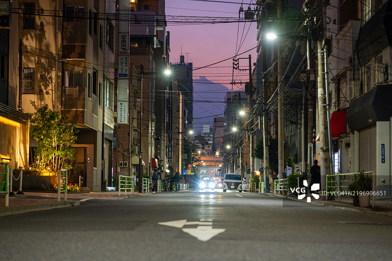 日本东京夜晚宁静的城市街道图片素材