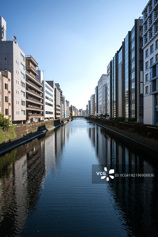 东京，日本的宁静运河图片素材