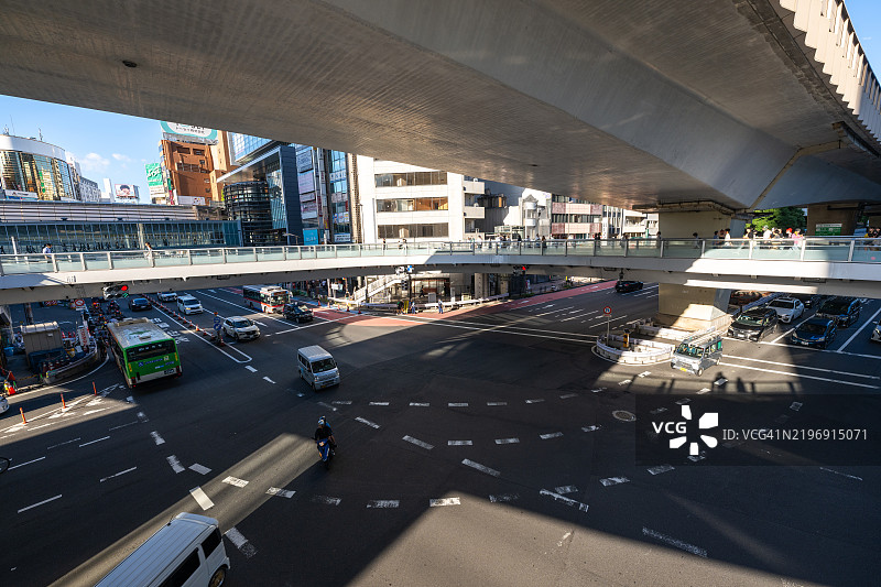 城市中高架公路下的交叉路口图片素材