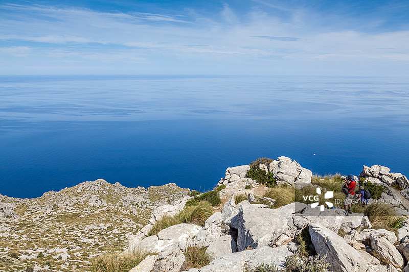 徒步旅行者在特拉蒙塔纳山脉欣赏美景图片素材