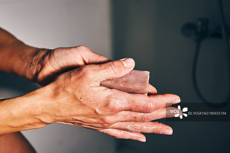 浴室环境中用肥皂洗手的特写镜头图片素材