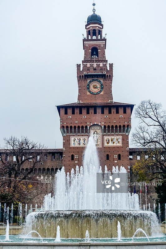 斯福尔扎城堡前的喷泉图片素材
