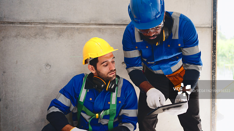 承包商与建筑师在施工现场讨论。图片素材