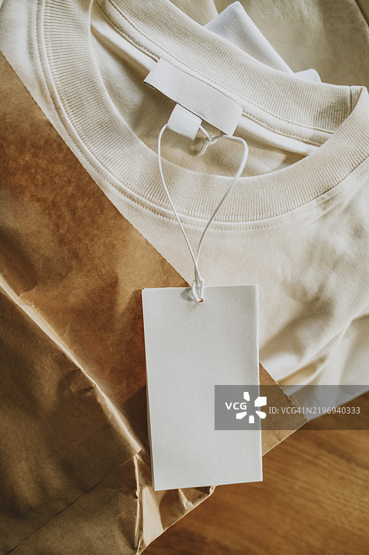 新衣服带标签放在购物袋中，在线购物主题图片素材