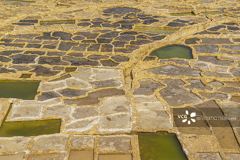 马耳他，雕刻在岩石中的古老盐池。图片素材