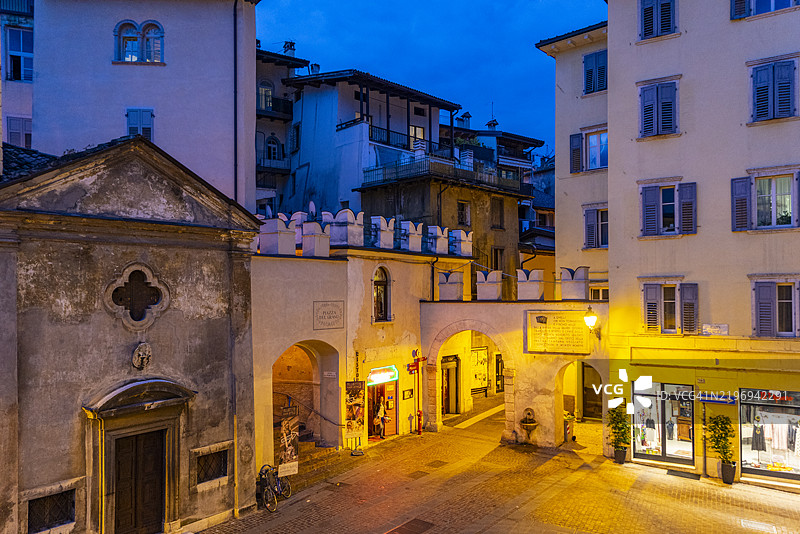 意大利,特伦蒂诺-阿尔托阿迪杰,罗韦雷托,马尔法蒂广场图片素材