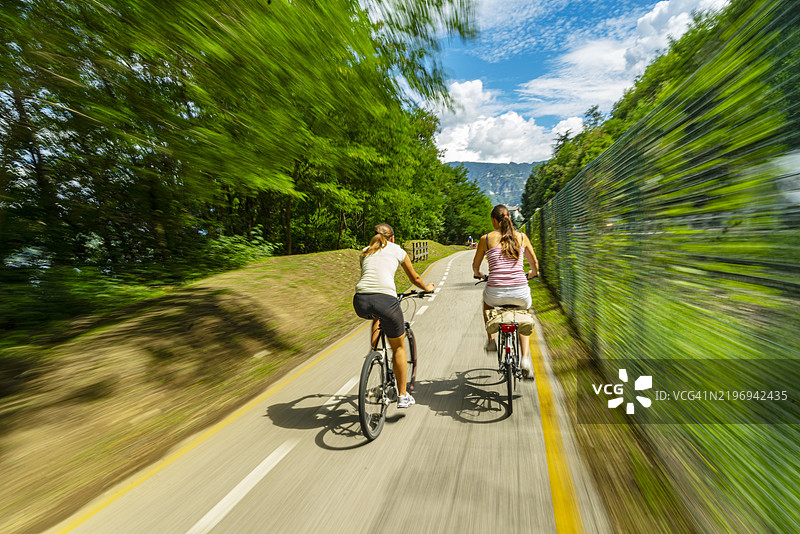 特伦蒂诺-阿尔托阿迪杰，沿卡尔多纳佐湖的自行车道图片素材