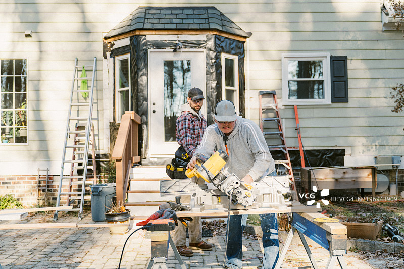 建筑工人在修理房子的外墙板图片素材