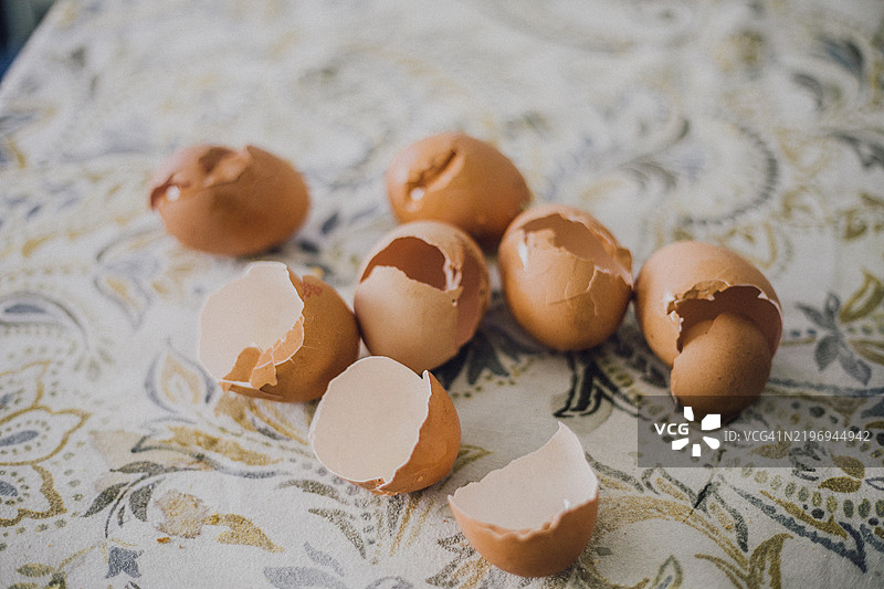 桌子上的蛋壳图片素材