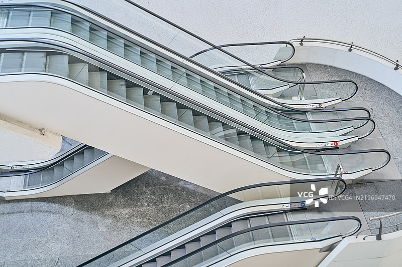 现代建筑内部交叉的自动扶梯图片素材