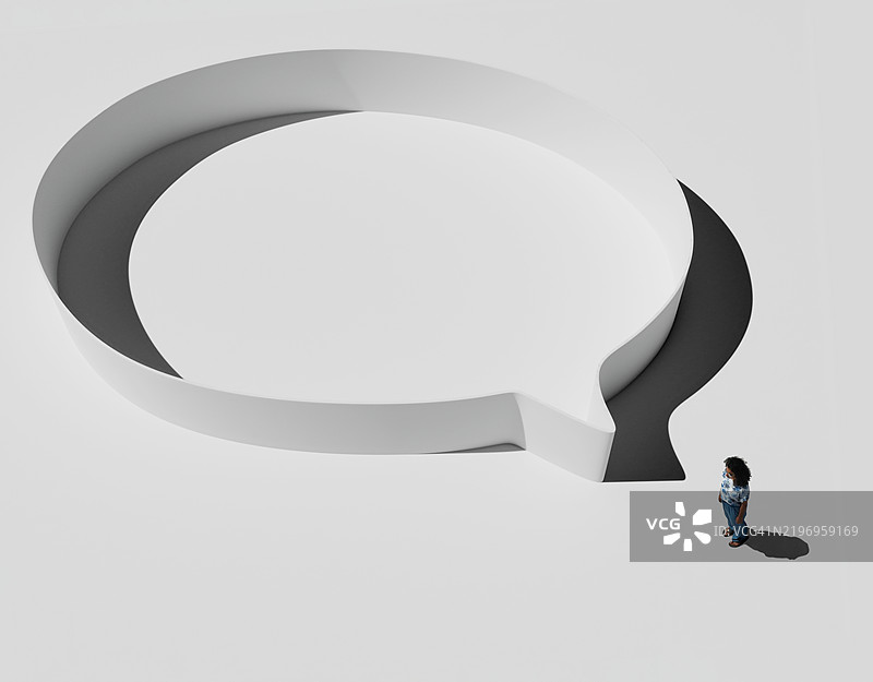 年轻女性与大型3D对话气泡图片素材