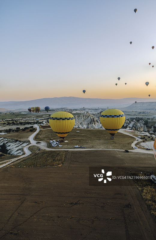 卡帕多奇亚，土耳其的热气球在日出时起飞图片素材