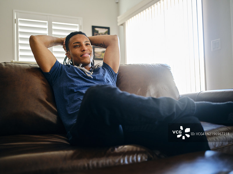 年轻男子观看流媒体电视图片素材