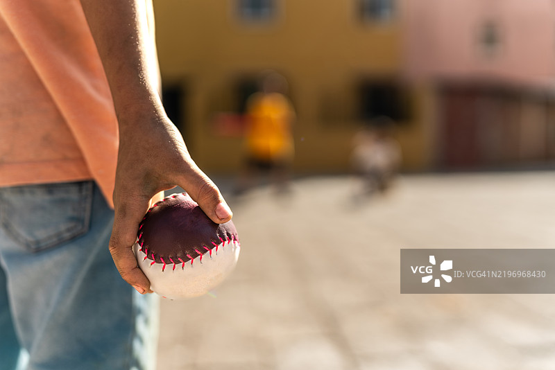 户外玩棒球的男孩特写镜头图片素材