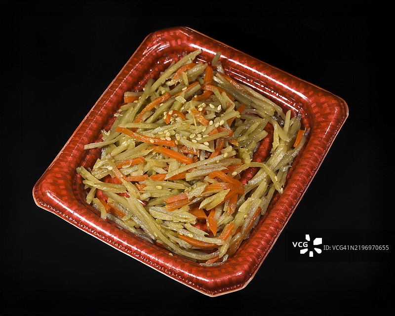 红色塑料容器中的金平牛蒡（炖牛蒡根）图片素材