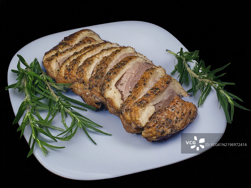 香煎鸭肉熏肉配迷迭香图片素材