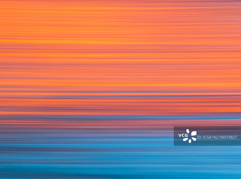 长时间曝光下的水色彩。蓝粉色的横线图片素材