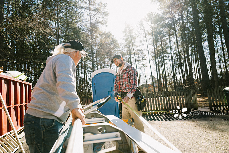 建筑工人在修理房子的外墙板图片素材