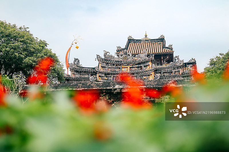 越南春节庆祝活动中，位于顺化皇城高高耸立的春节杆图片素材